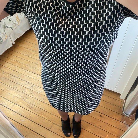 You are not alone mini dress. Black & white. Size Medium. Lenght 31’’. - Picture 6 of 11